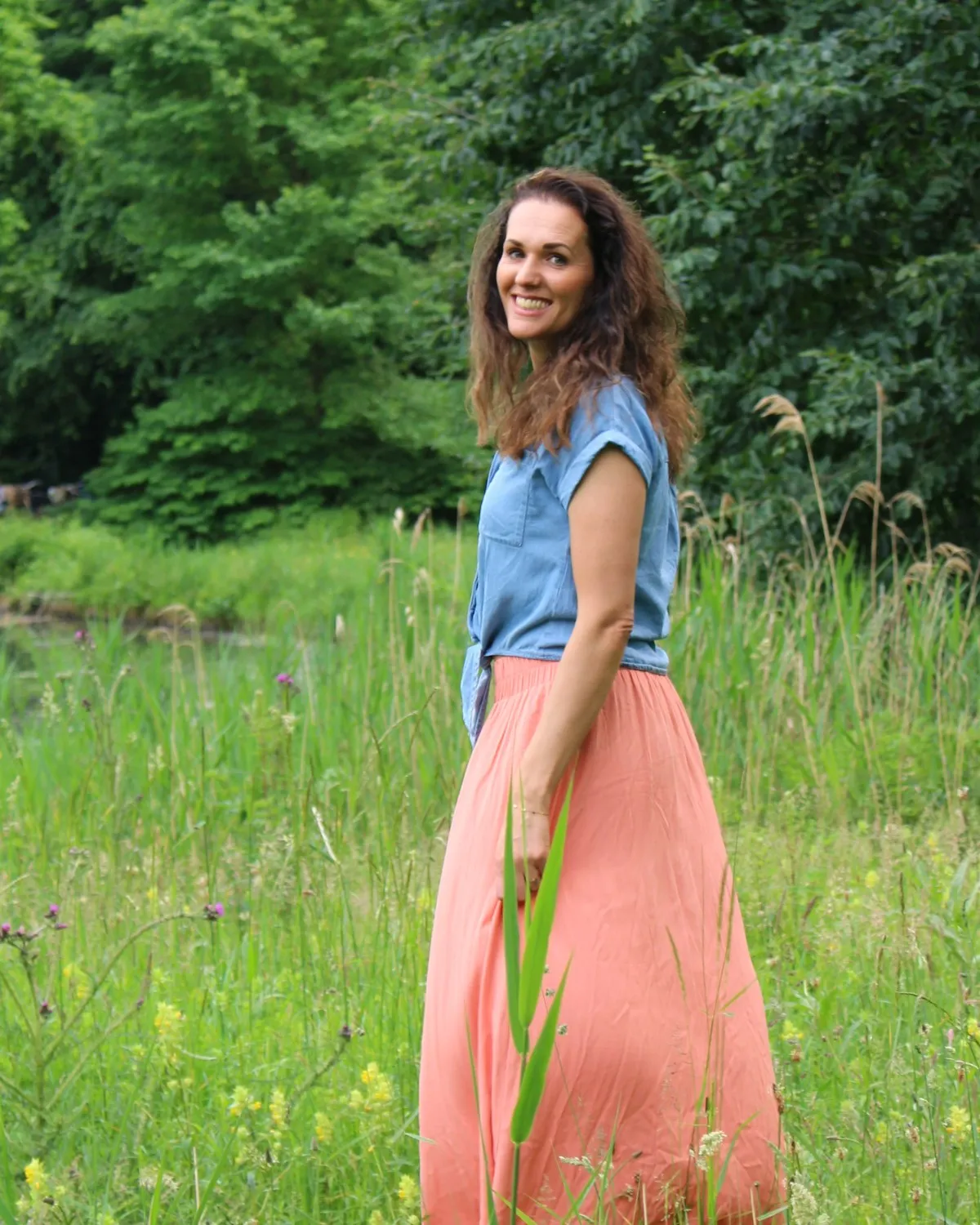 Eva Koerhuis, hormoontherapeut in Zwolle, in een veld bij Zwolle
