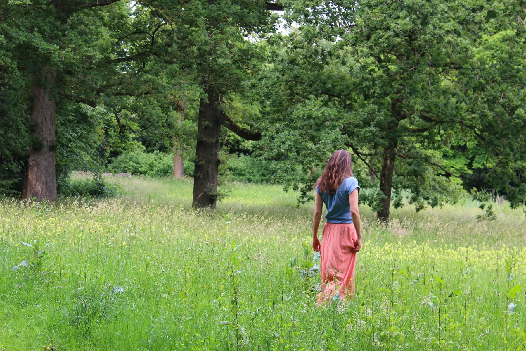 Eva wandelend door een bos in de buurt van Zwolle